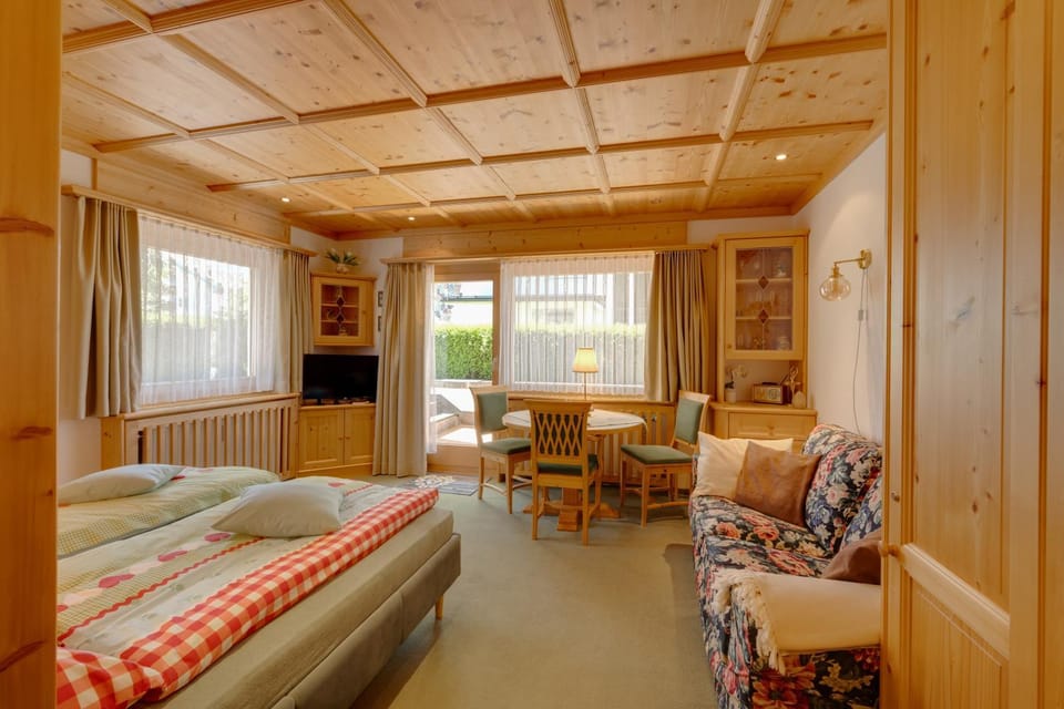 Bed, TV and multimedia, Living room, Seating area, Bedroom