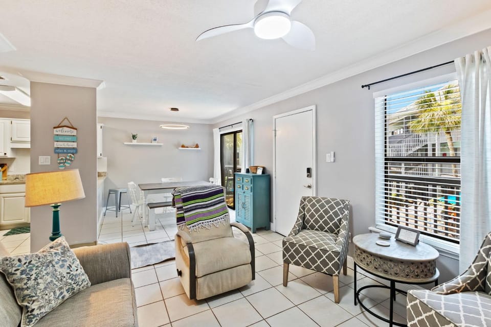 2-Bedroom Condo on Gulf Shores Beach w/Pool House in West Beach