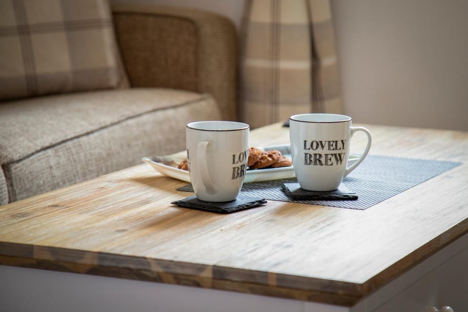 Coffee/tea facilities, Living room, Food and drinks, Seating area, Food