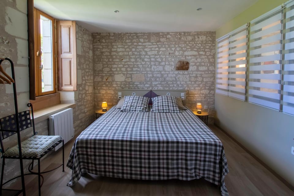 Toilet, Bed, Photo of the whole room, Bedroom