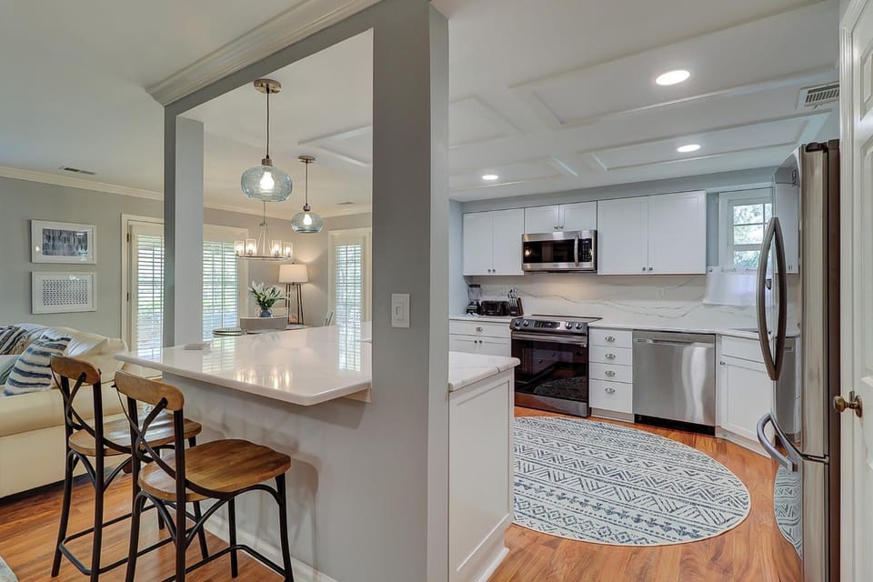 New Floors, Furniture, New TVs, King, 2-Twins, Bikes & Beach Gear Included House in North Forest Beach
