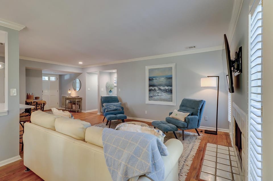 New Floors, Furniture, New TVs, King, 2-Twins, Bikes & Beach Gear Included House in North Forest Beach