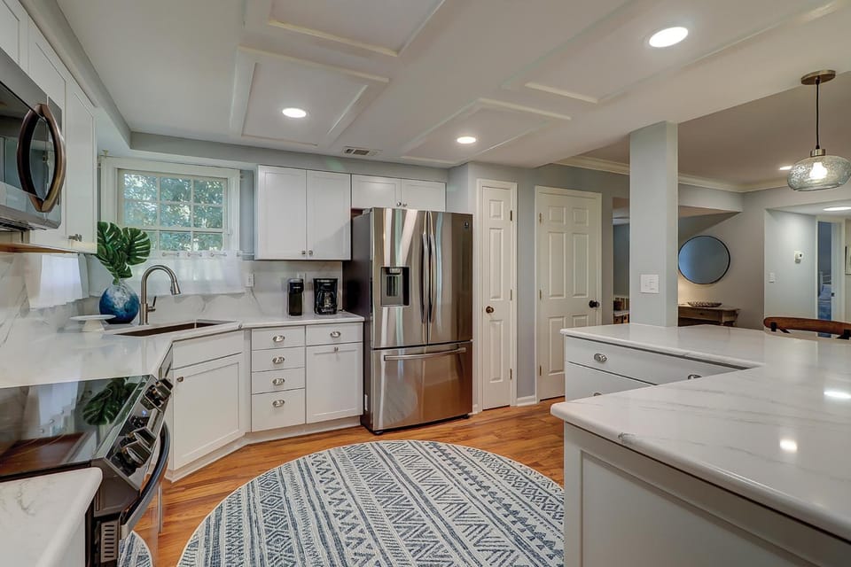 New Floors, Furniture, New TVs, King, 2-Twins, Bikes & Beach Gear Included House in North Forest Beach