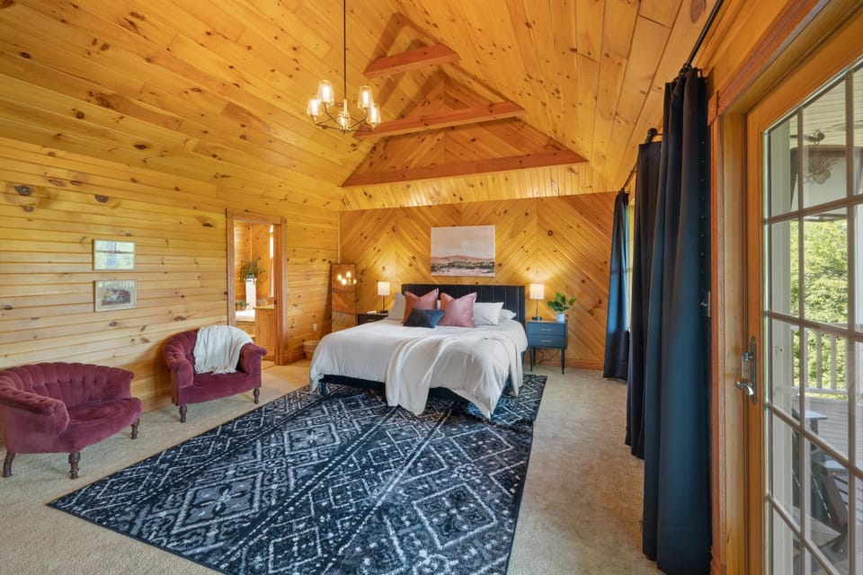 Bed, Photo of the whole room, Seating area, Bedroom