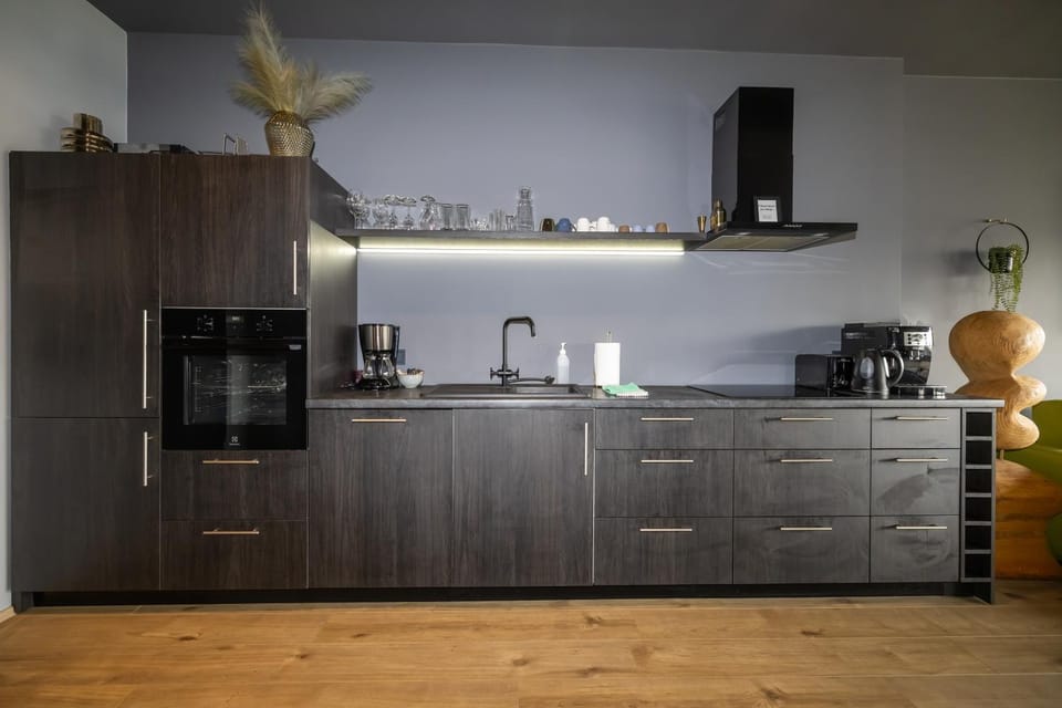 Coffee/tea facilities, Kitchen or kitchenette, oven, stove, kitchen