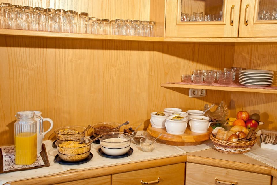 Restaurant/places to eat, Buffet breakfast