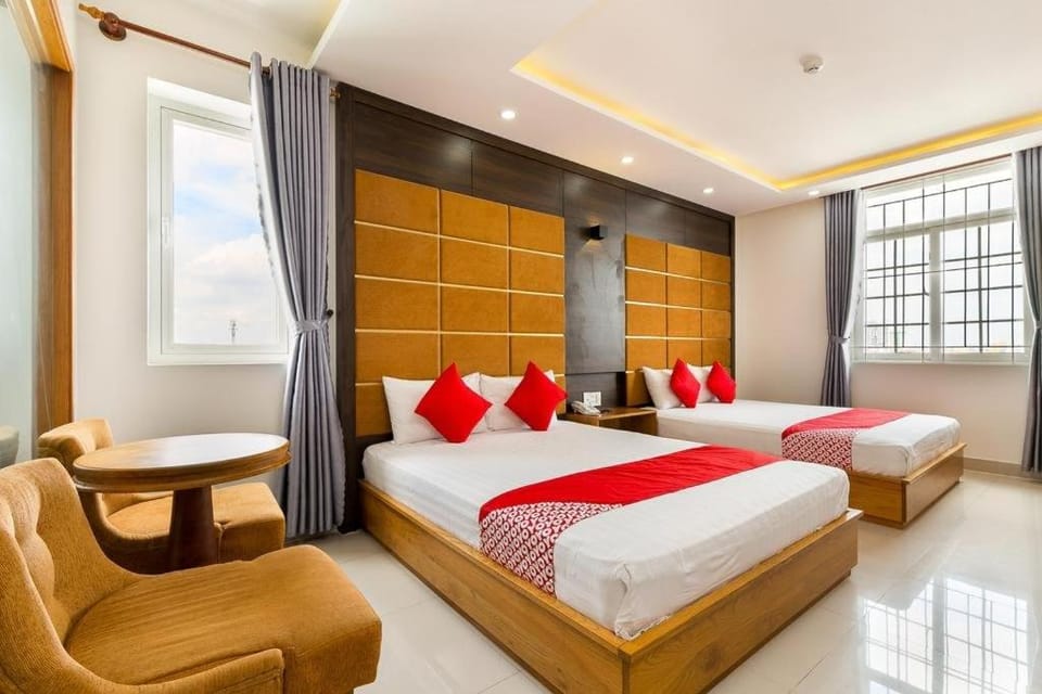 Bed, Living room, Photo of the whole room, Seating area, Bedroom