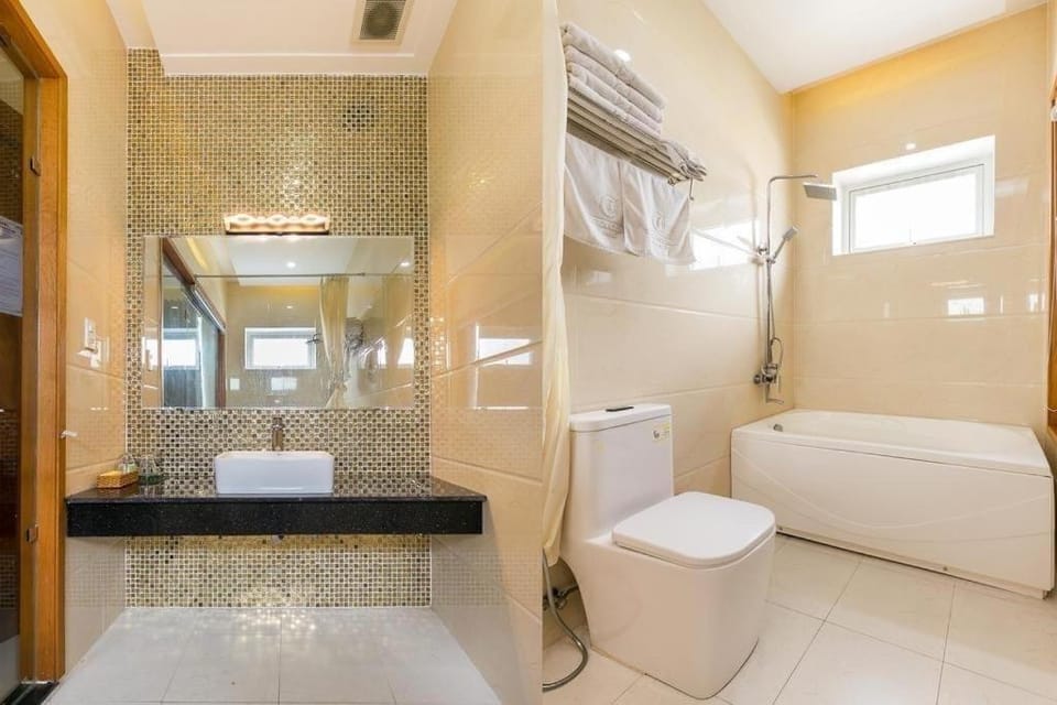 Shower, Toilet, Bathroom, Bath, bidet, towels