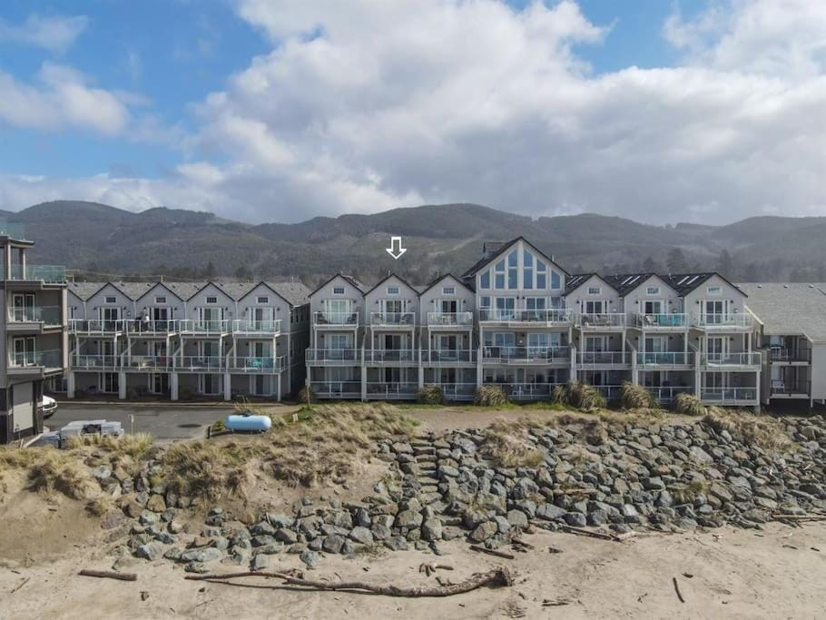 Rockaway beach vibes,Waterfront Oceanfront Rockaway Beach House near Downtown,WIFI, Washer Dryer House in Rockaway Beach
