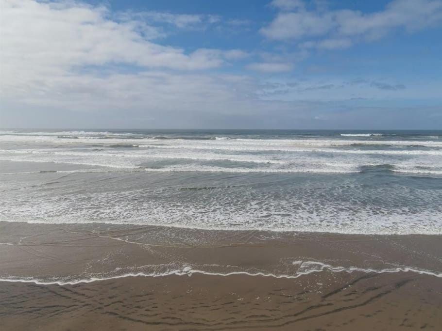 Rockaway beach vibes,Waterfront Oceanfront Rockaway Beach House near Downtown,WIFI, Washer Dryer House in Rockaway Beach