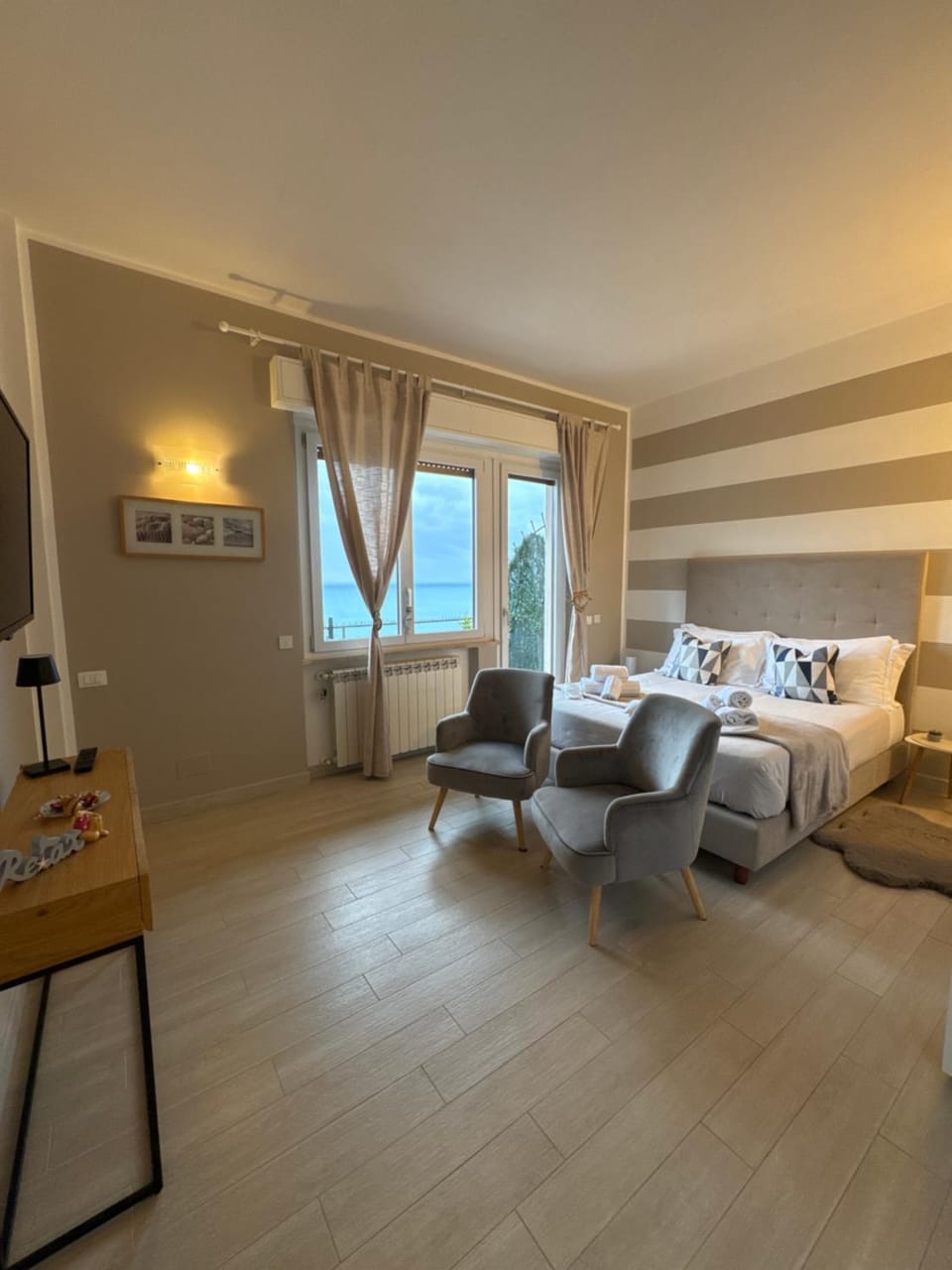 TV and multimedia, Photo of the whole room, Bedroom