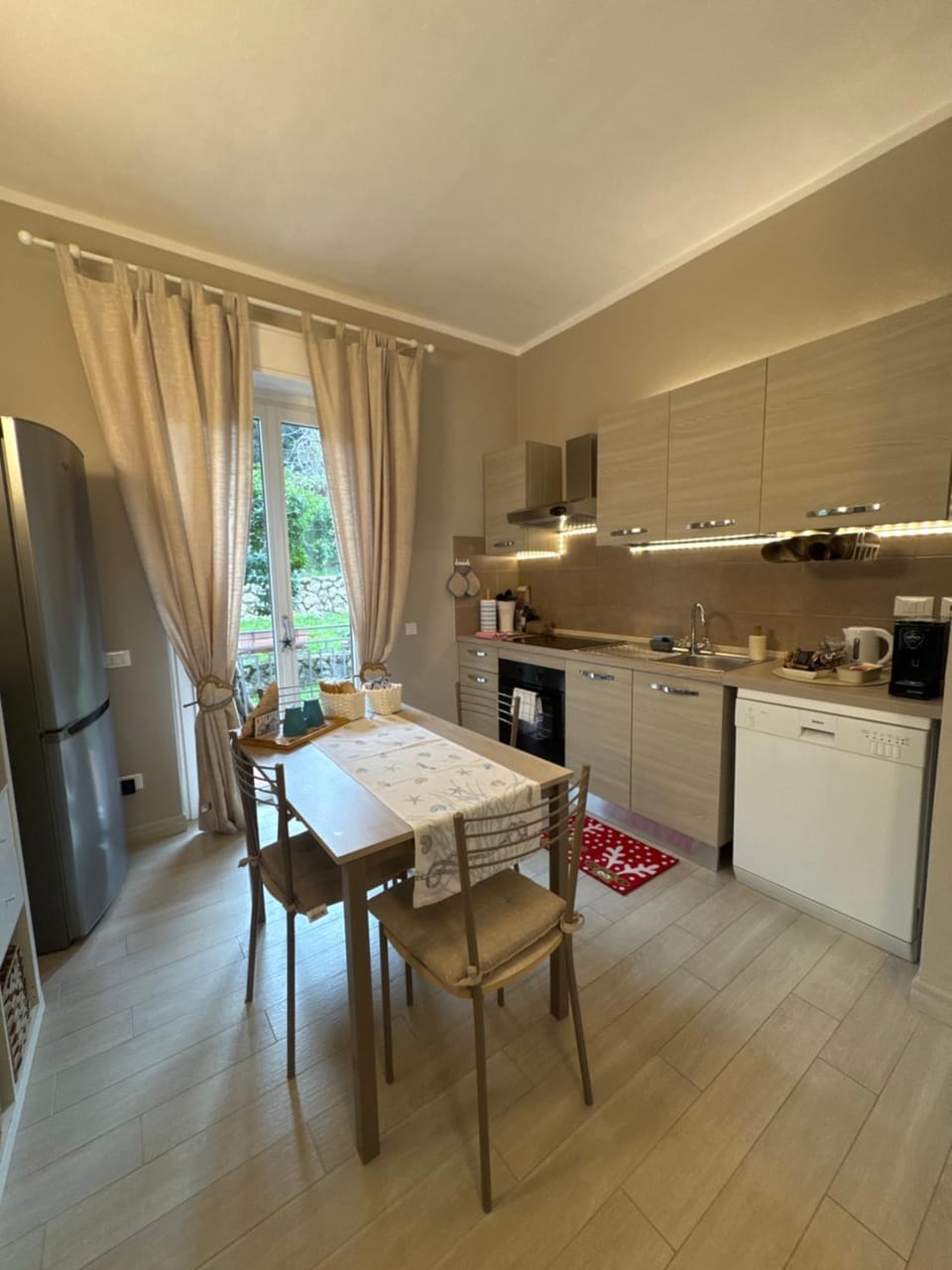 Coffee/tea facilities, Kitchen or kitchenette, dishwasher, oven, stove