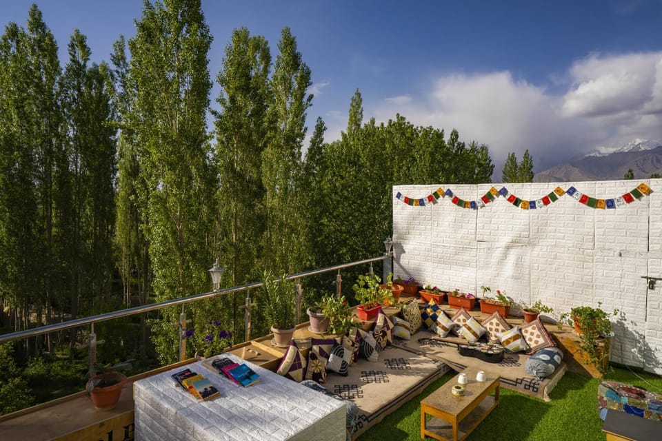 Property building, Balcony/Terrace, Evening entertainment, Entertainment