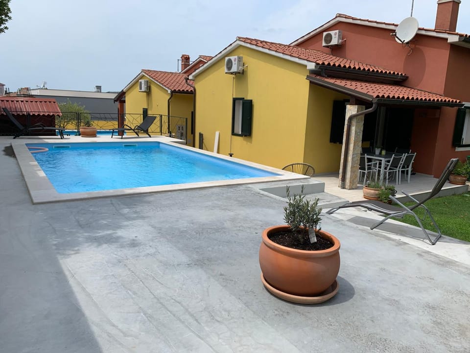 Property building, Day, Pool view, Swimming pool, sunbed