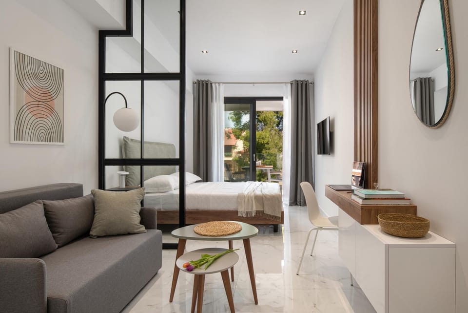 Bed, TV and multimedia, Living room, Photo of the whole room, Seating area, Bedroom