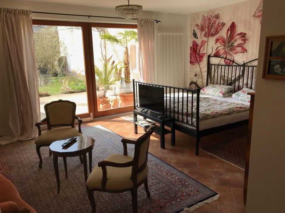 Seating area, Bedroom, Garden view