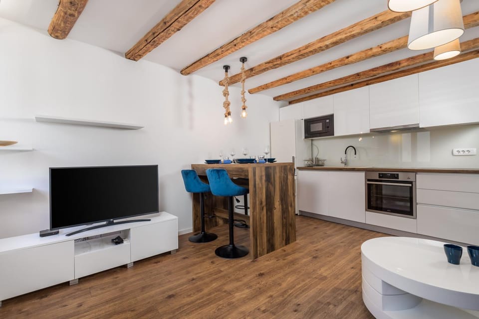 TV and multimedia, Kitchen or kitchenette, Living room, Seating area, Dining area