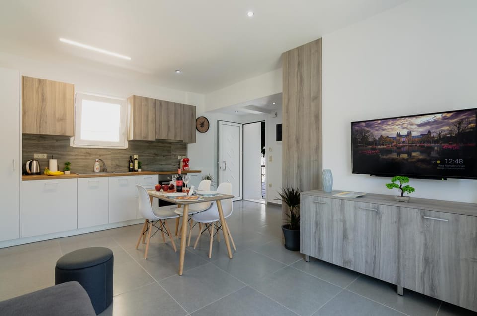 Kitchen or kitchenette, Living room, Seating area, Dining area