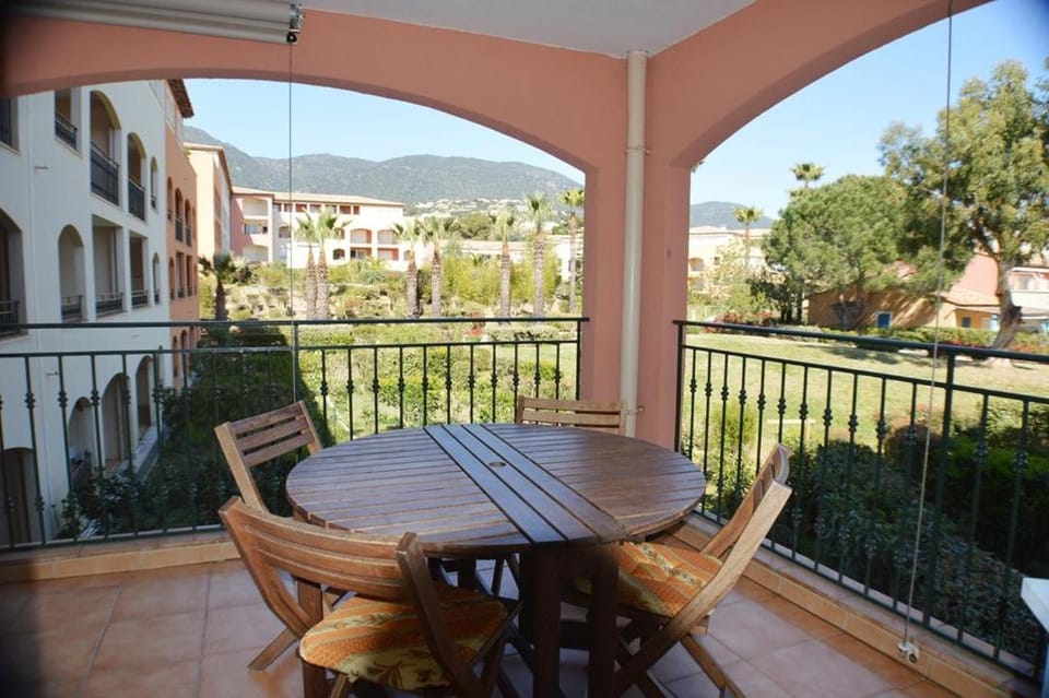 Bel appartement pour 6 personnes dans résidence avec piscine 500 m plage Apartment in Cavalaire-sur-Mer