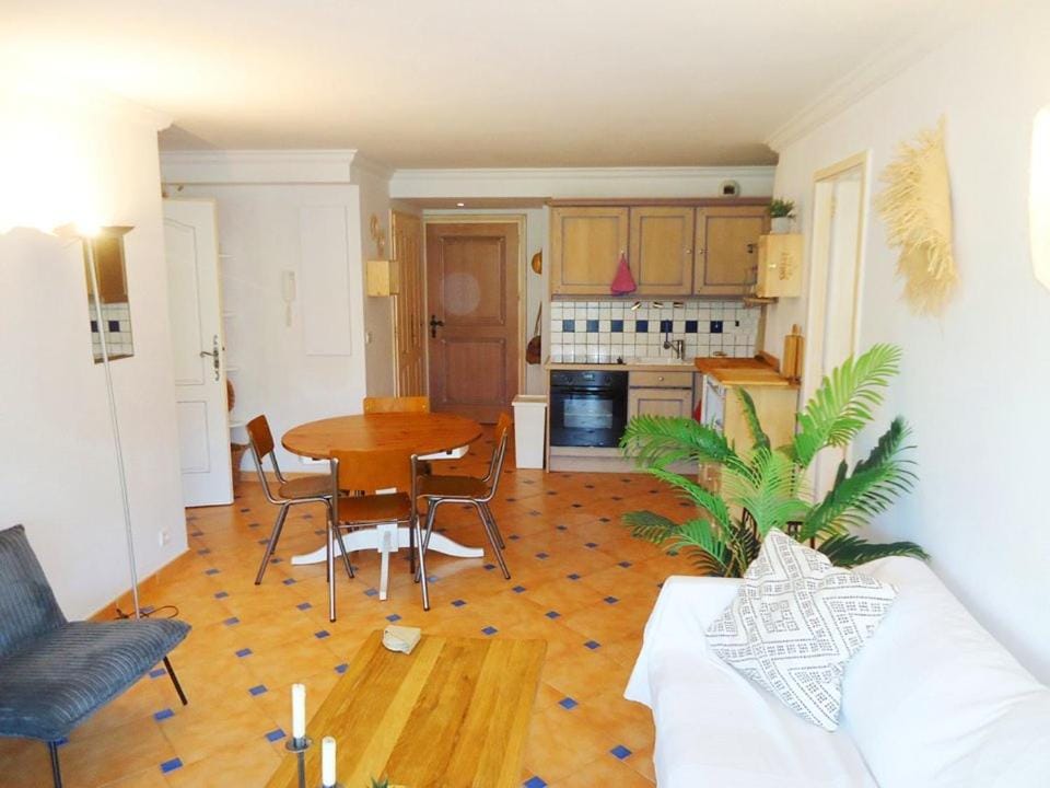 Bel appartement pour 6 personnes dans résidence avec piscine 500 m plage Apartment in Cavalaire-sur-Mer