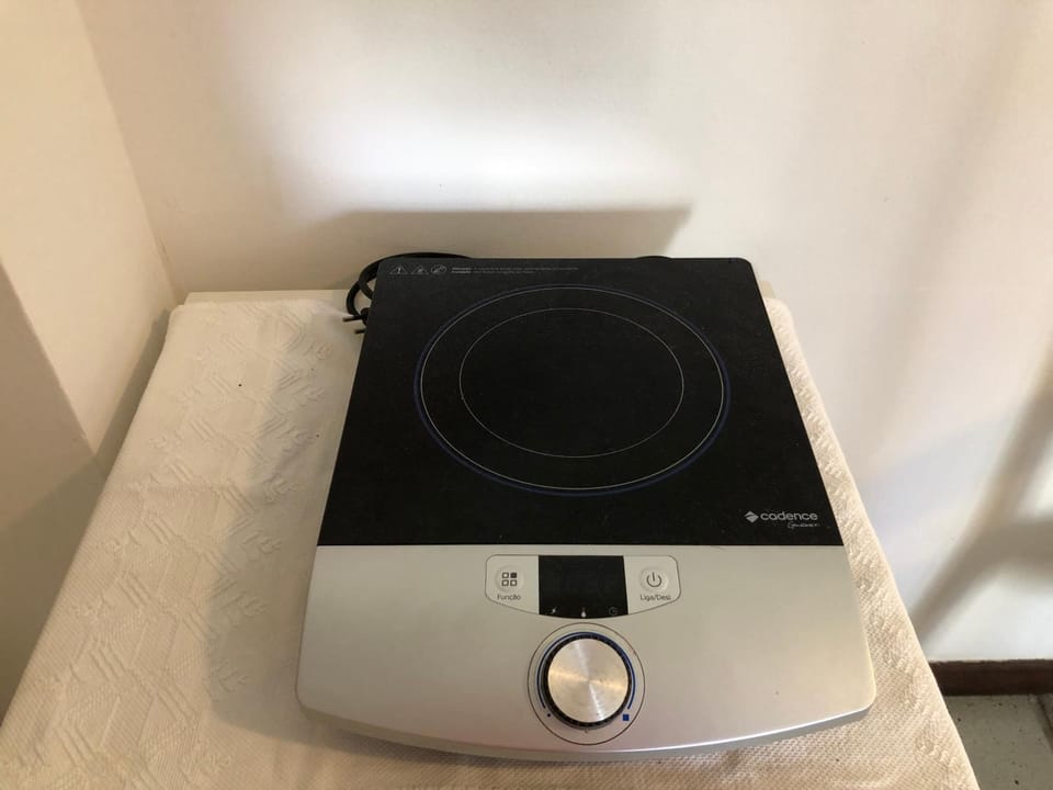Coffee/tea facilities, Kitchen or kitchenette, stove