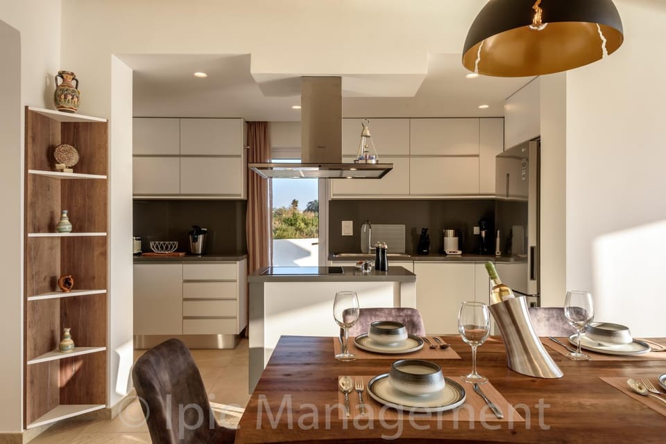 Kitchen or kitchenette, Dining area, Communal kitchen