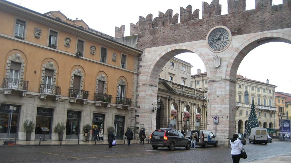 Nearby landmark, City view, group of guests, Parking