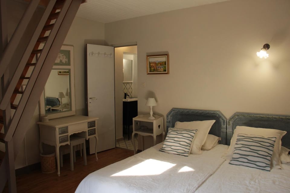 Bed, Bedroom, towels, towels, wardrobe