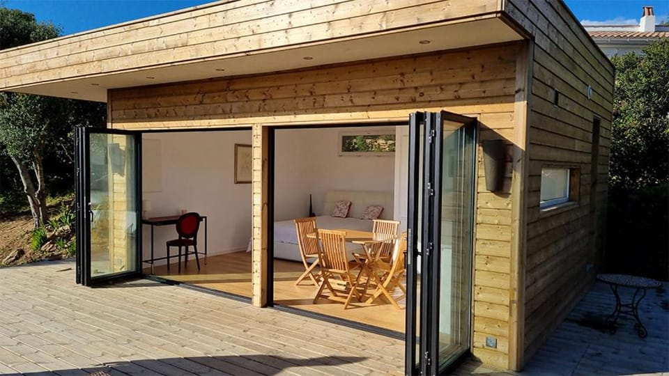 CHALET CONTEMPORAIN LES LAURIERS SUR L'ÎLE DU LEVANT Chalet in Hyères