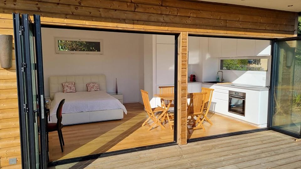 CHALET CONTEMPORAIN LES LAURIERS SUR L'ÎLE DU LEVANT Chalet in Hyères