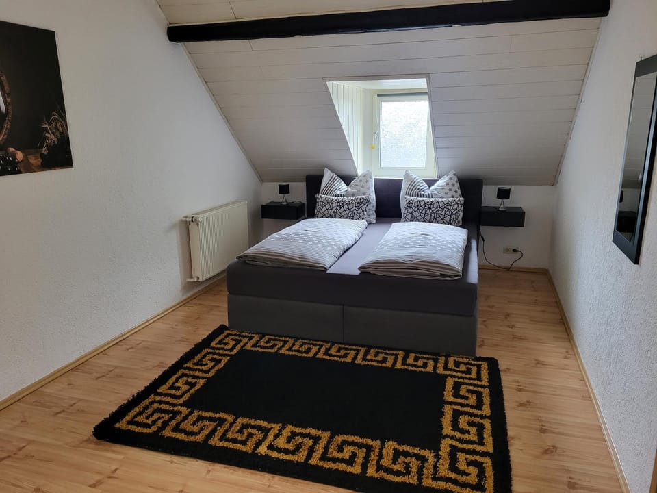 Bed, TV and multimedia, Bedroom, locker