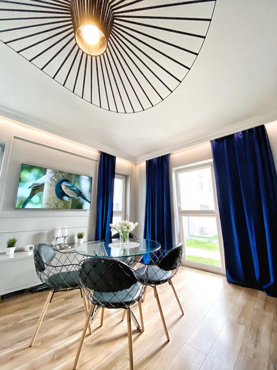 Communal lounge/ TV room, TV and multimedia, Living room, Seating area, Dining area