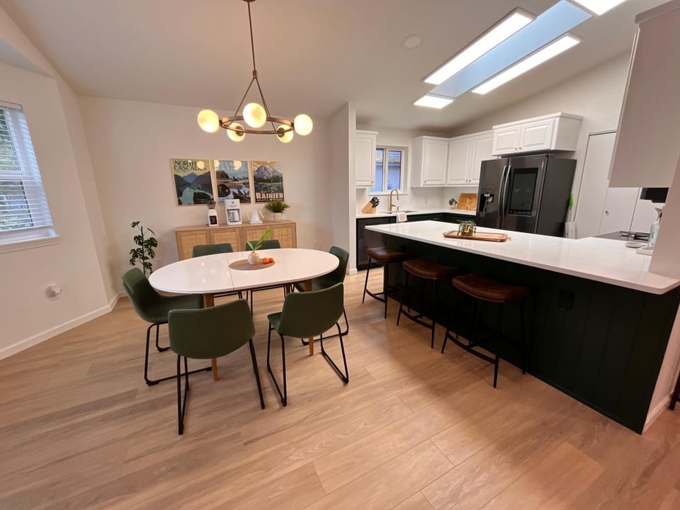 Kitchen or kitchenette, Dining area