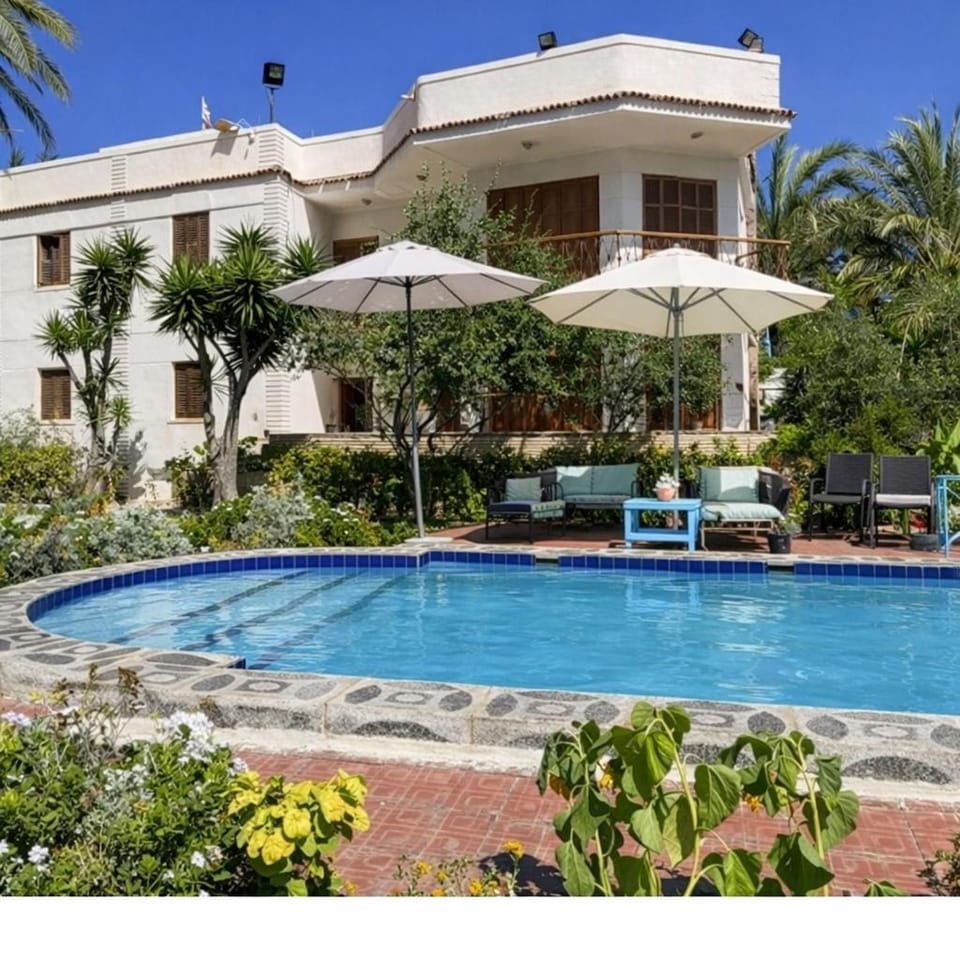 White Family Villa - Private Pool - AC - Very Big Garden - 5 bedrooms - 5- Min Walk to Beach Villa in Alexandria Governorate