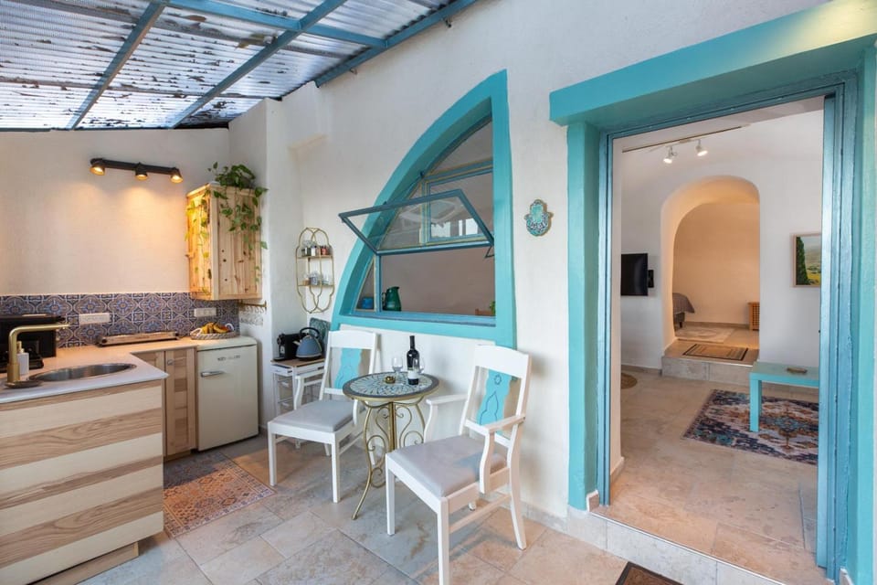 Property building, Kitchen or kitchenette, Photo of the whole room, Seating area, Dining area