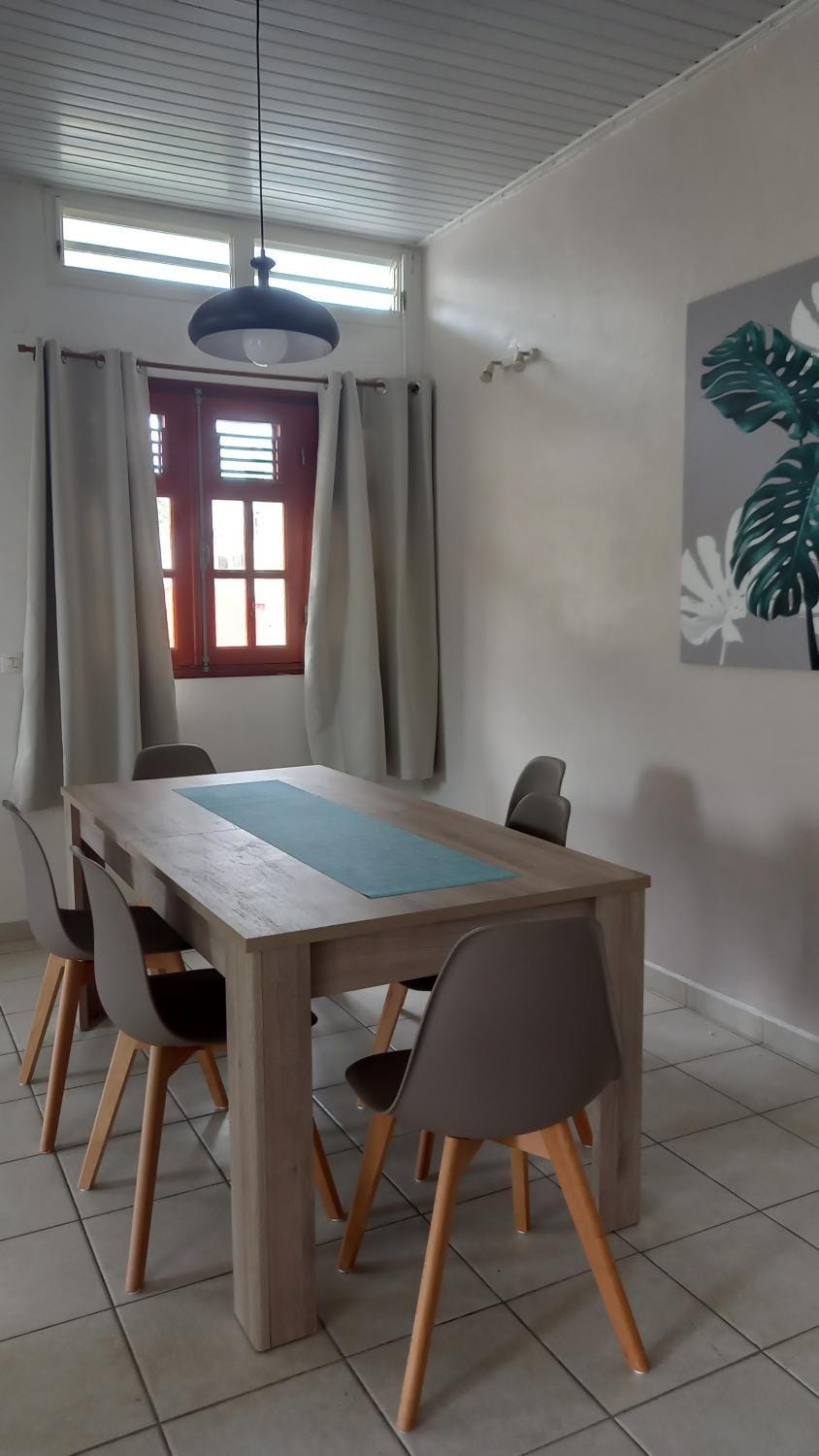 Dining area, fireplace