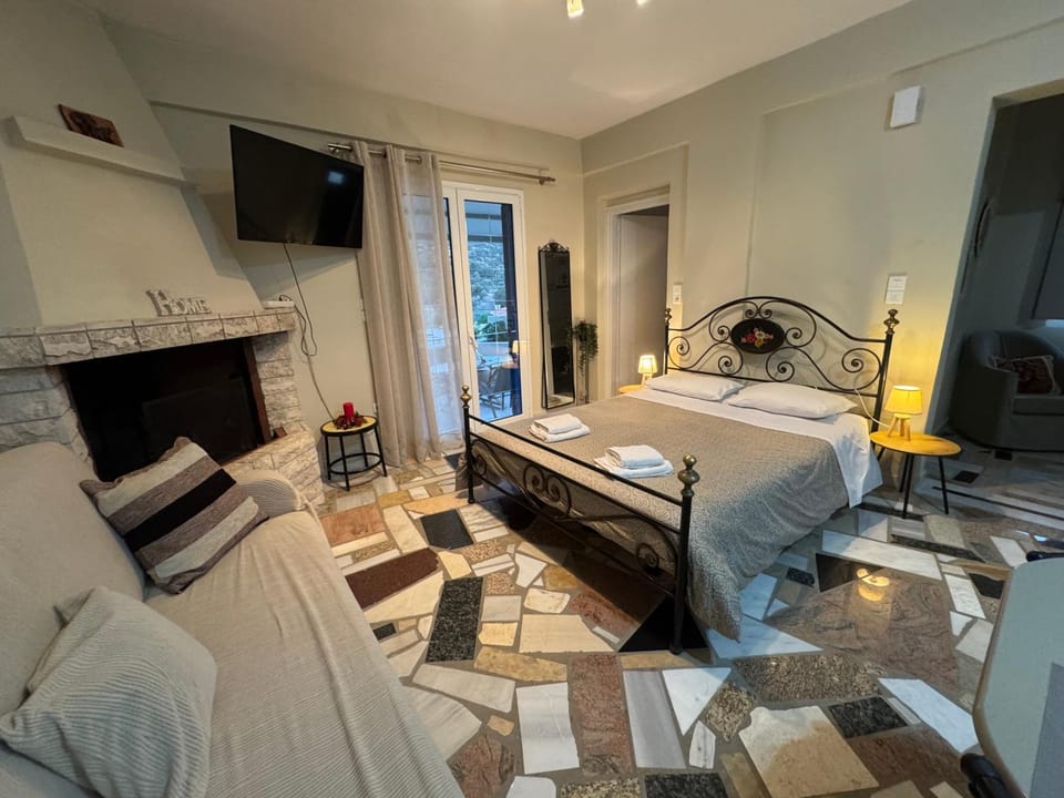 Bed, TV and multimedia, Photo of the whole room, Seating area, Bedroom