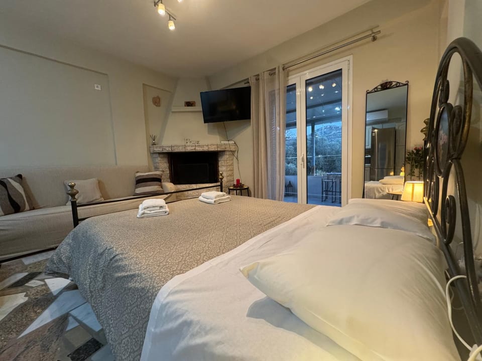 Bed, TV and multimedia, Living room, Photo of the whole room, Seating area, Bedroom