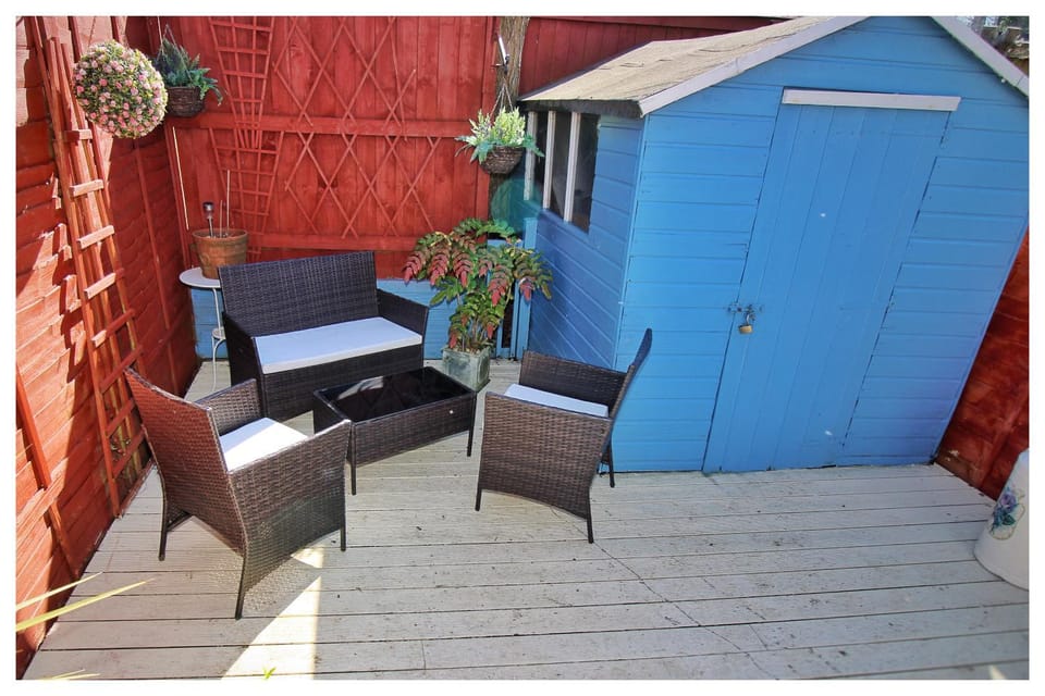 Self Contained Flat with Private Garden & Parking Apartment in England