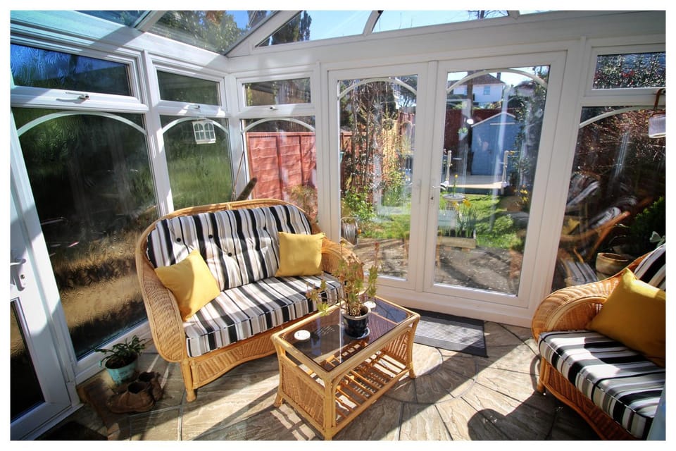 Self Contained Flat with Private Garden & Parking Apartment in England