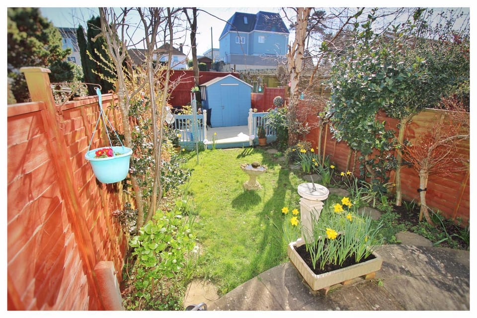 Self Contained Flat with Private Garden & Parking Apartment in England