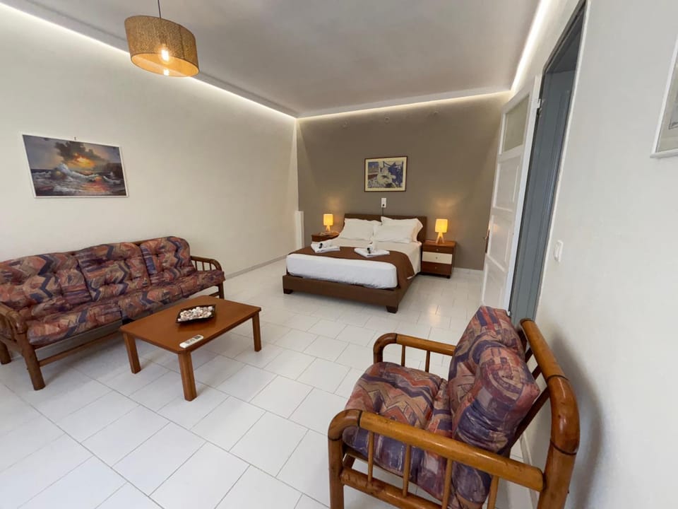 Bed, Photo of the whole room, Seating area, Bedroom