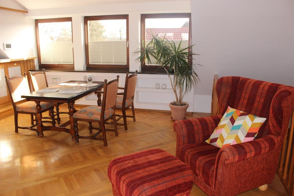 Seating area, Dining area