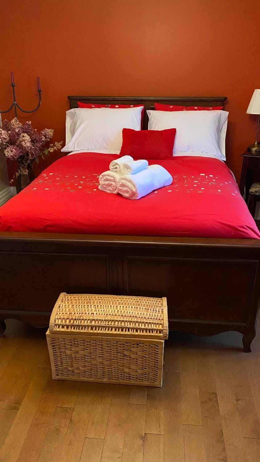 Photo of the whole room, Bedroom