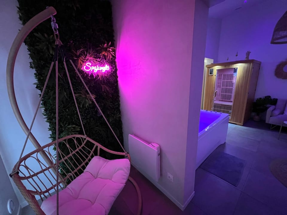 Night, Photo of the whole room