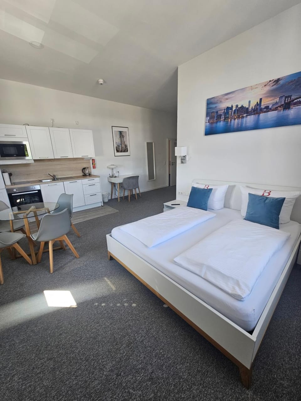 Bed, TV and multimedia, Kitchen or kitchenette, Dining area, Bedroom