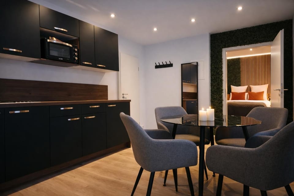 Kitchen or kitchenette, Dining area