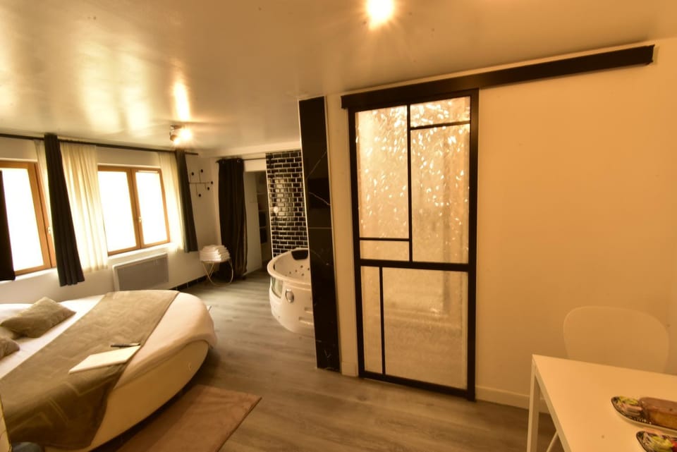 Appartement jacuzzi Gold&Night Apartment in Normandy