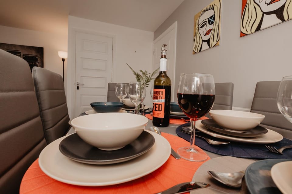 Living room, Food and drinks, Seating area, Dining area, Drinks