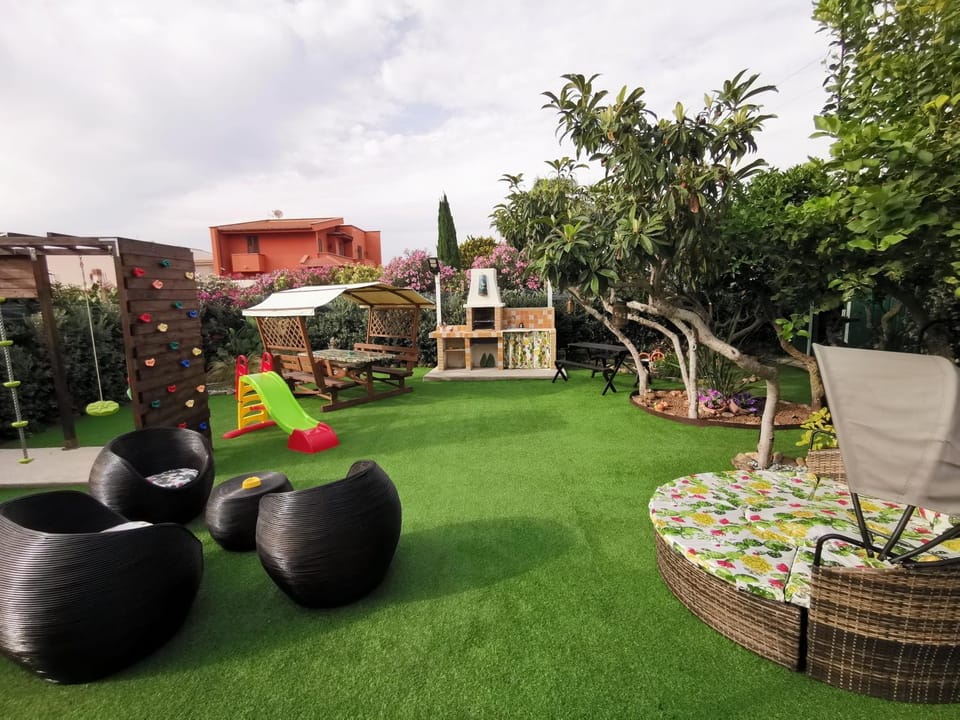 Communal lounge/ TV room, Spring, Natural landscape, Garden, Garden view